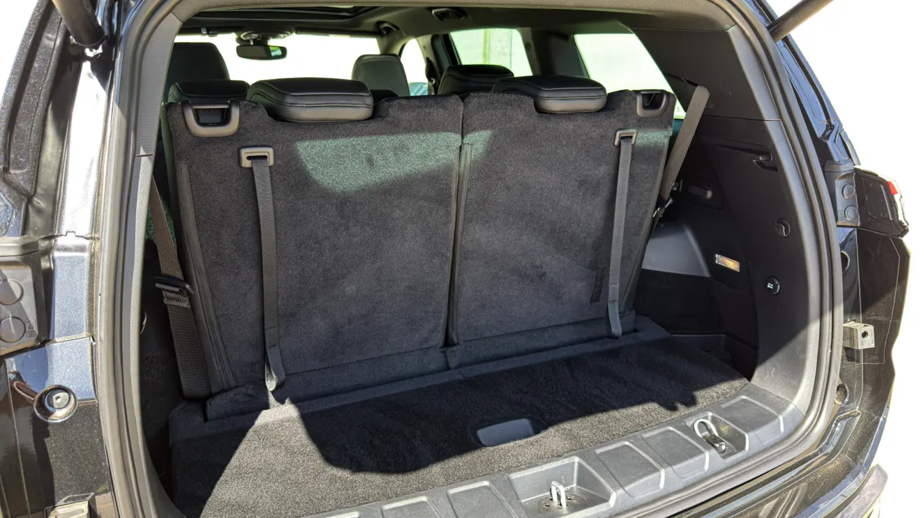 Jeep Commander Blackhawk e seu interior na cor preta para avliação e teste