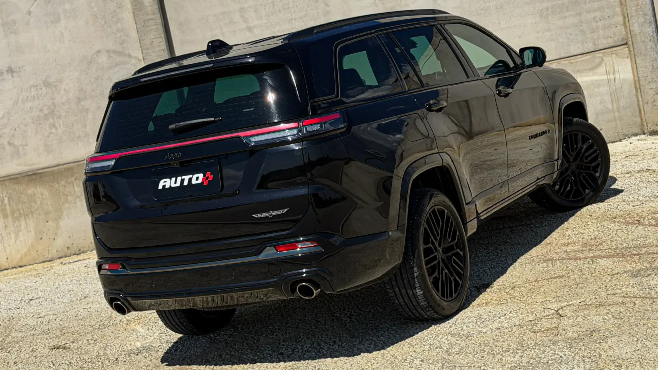 Jeep Commander Blackhawk na cor Preto Ninja estático com fundo cinza para avaliação e teste