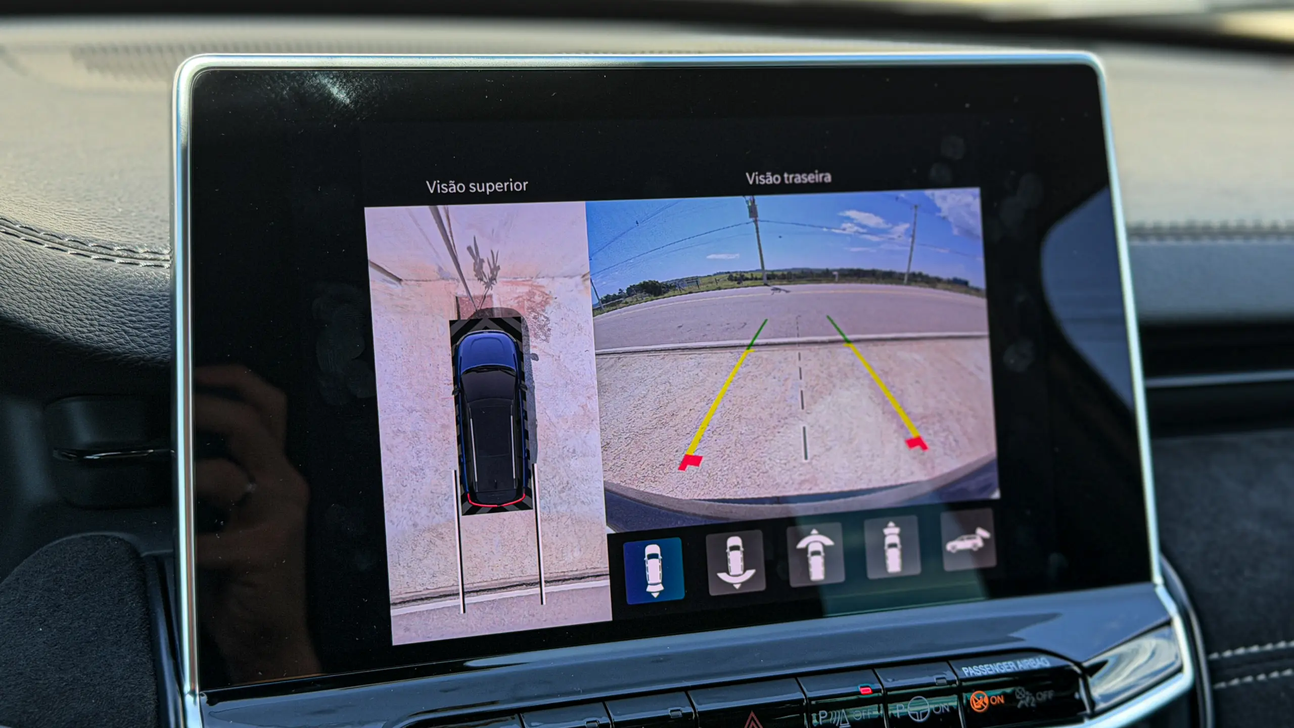 Jeep Commander Blackhawk e seu interior na cor preta para avliação e teste