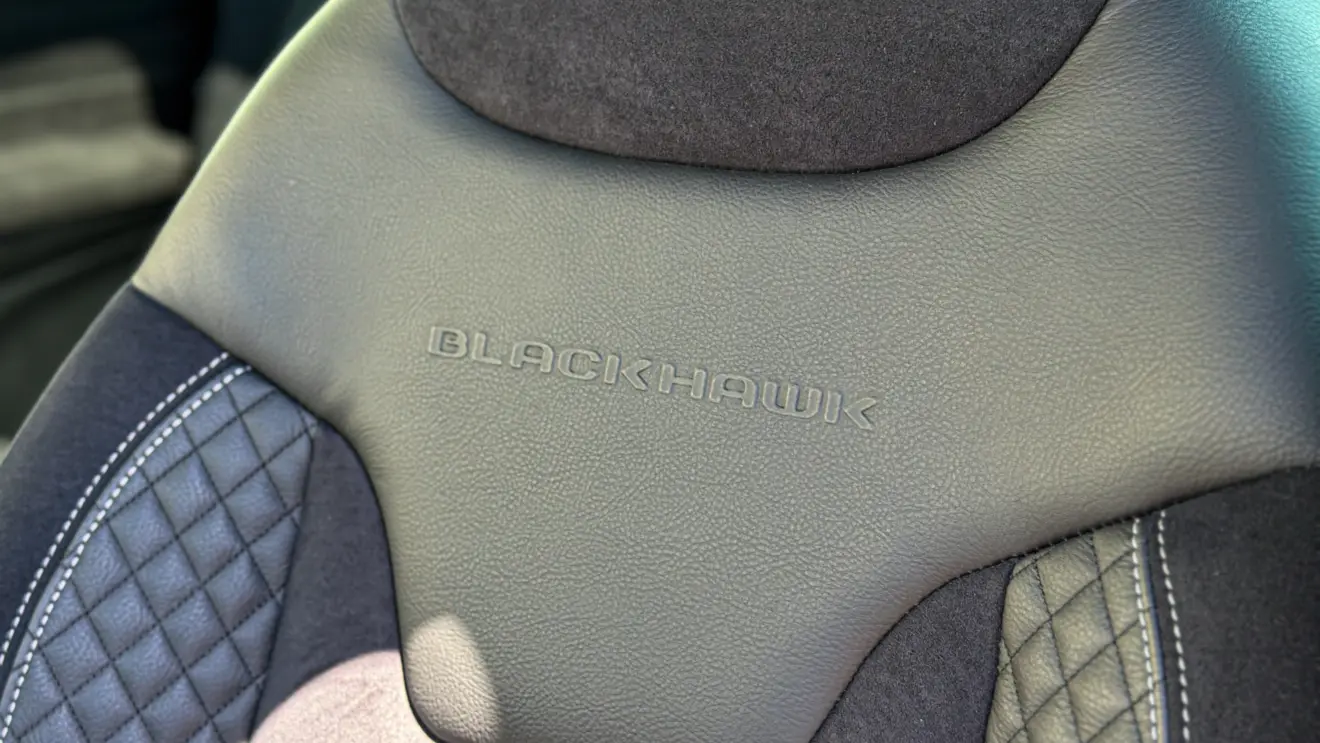 Jeep Commander Blackhawk e seu interior na cor preta para avliação e teste