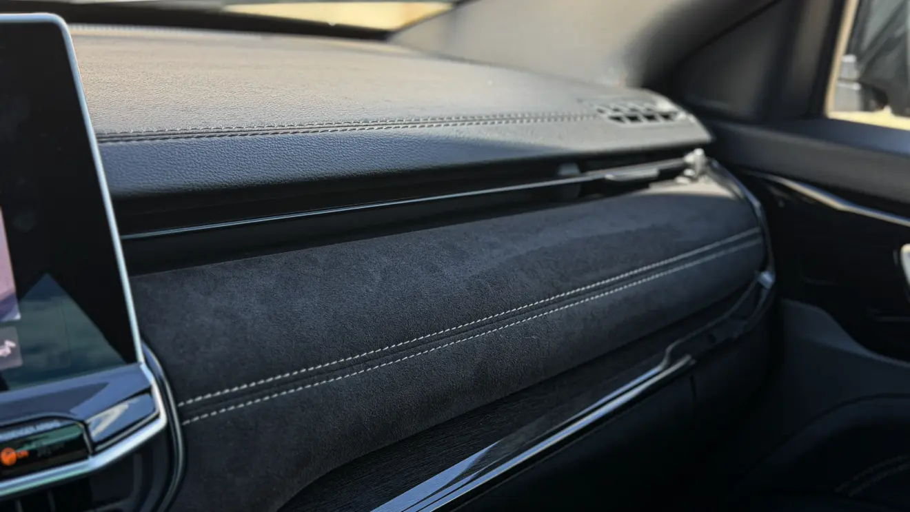 Jeep Commander Blackhawk e seu interior na cor preta para avliação e teste