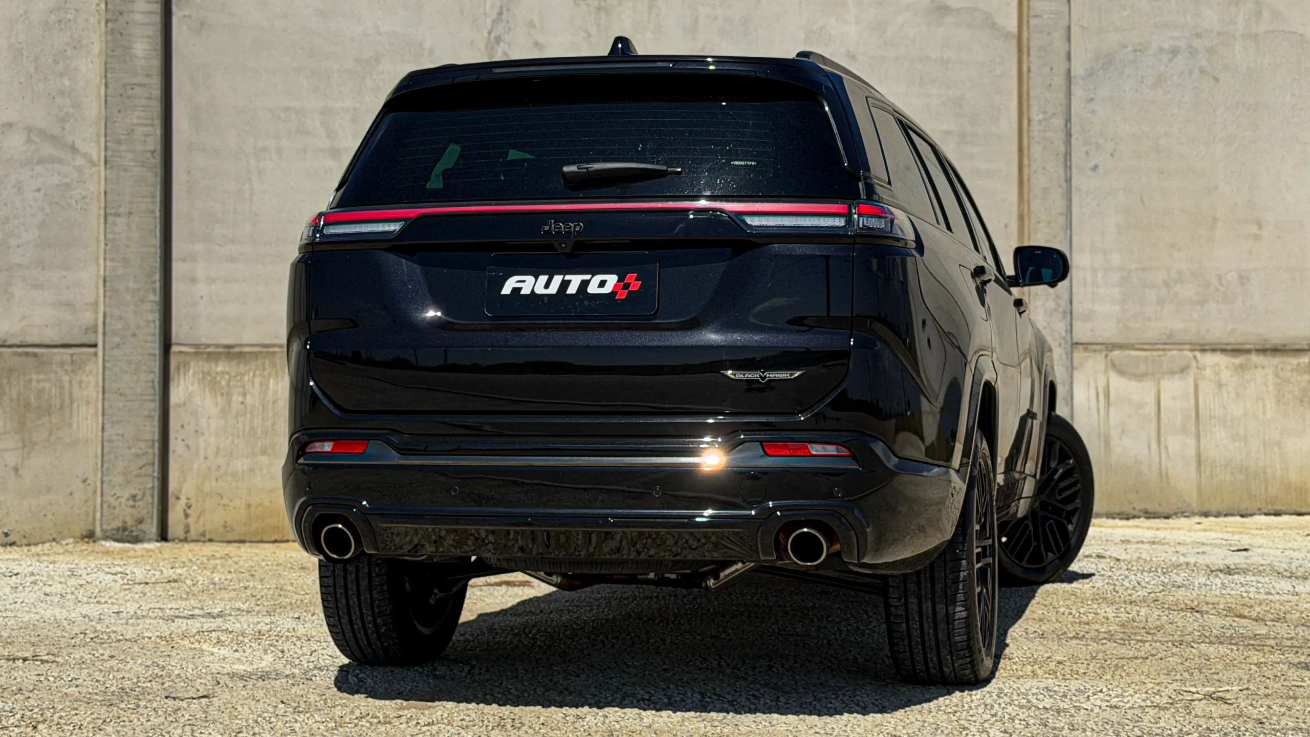 Jeep Commander Blackhawk na cor Preto Ninja estático com fundo cinza para avaliação e teste
