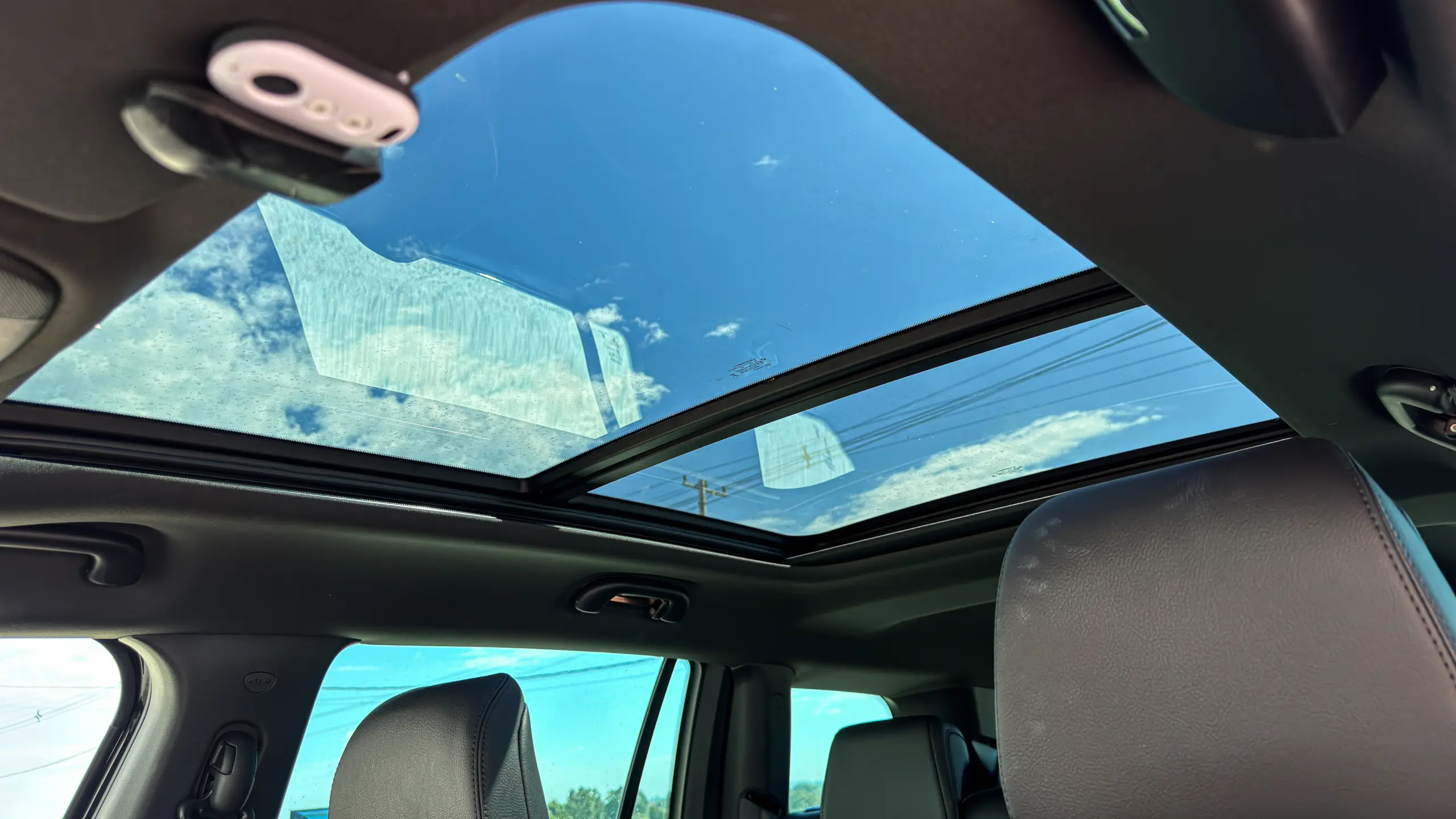 Jeep Commander Blackhawk e seu interior na cor preta para avliação e teste