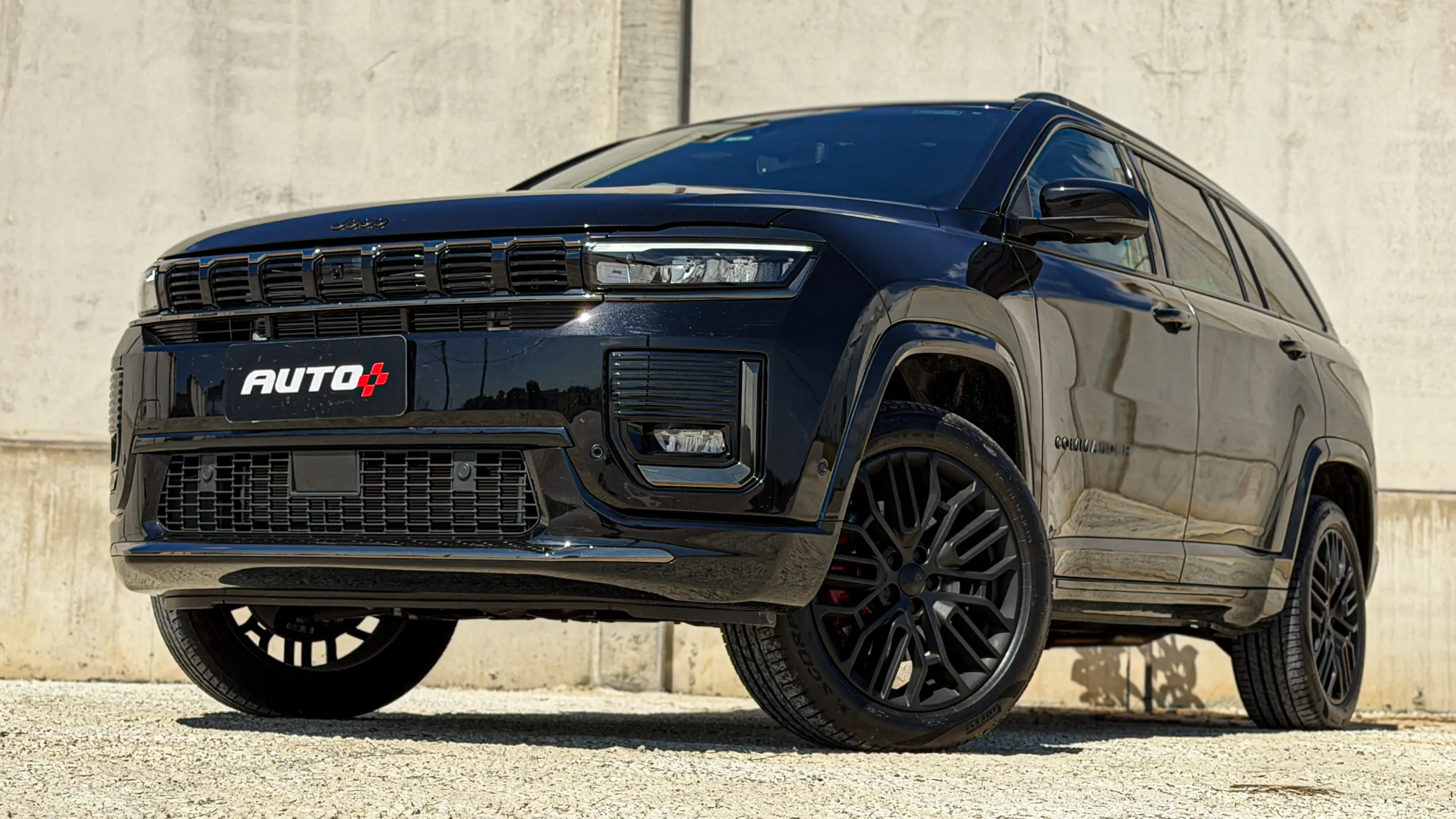 Jeep Commander Blackhawk na cor Preto Ninja estático com fundo cinza para avaliação e teste