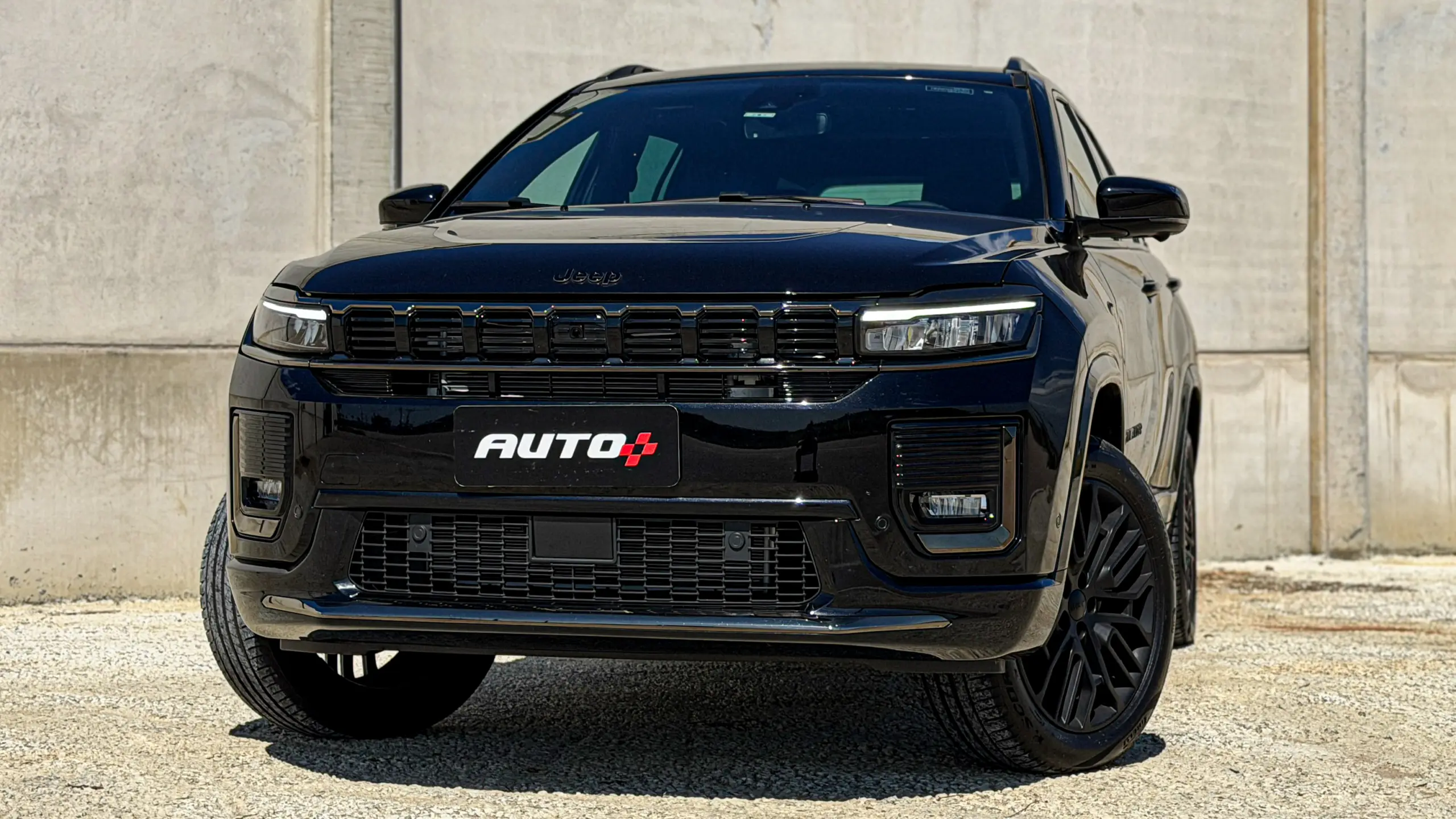 Jeep Commander Blackhawk na cor Preto Ninja estático com fundo cinza para avaliação e teste