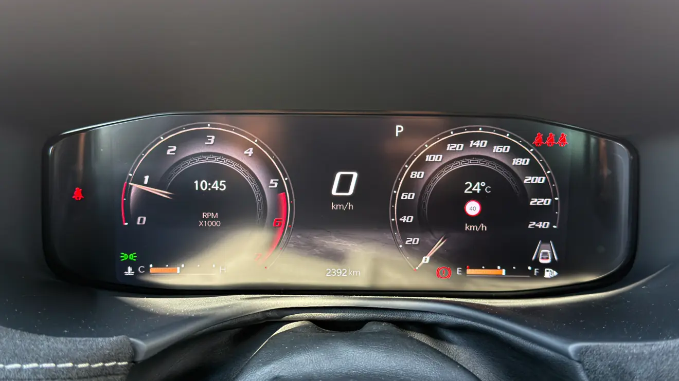 Jeep Commander Blackhawk e seu interior na cor preta para avliação e teste