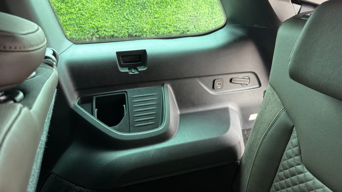 Jeep Commander Overland MHEV e seu interior para avaliação e teste