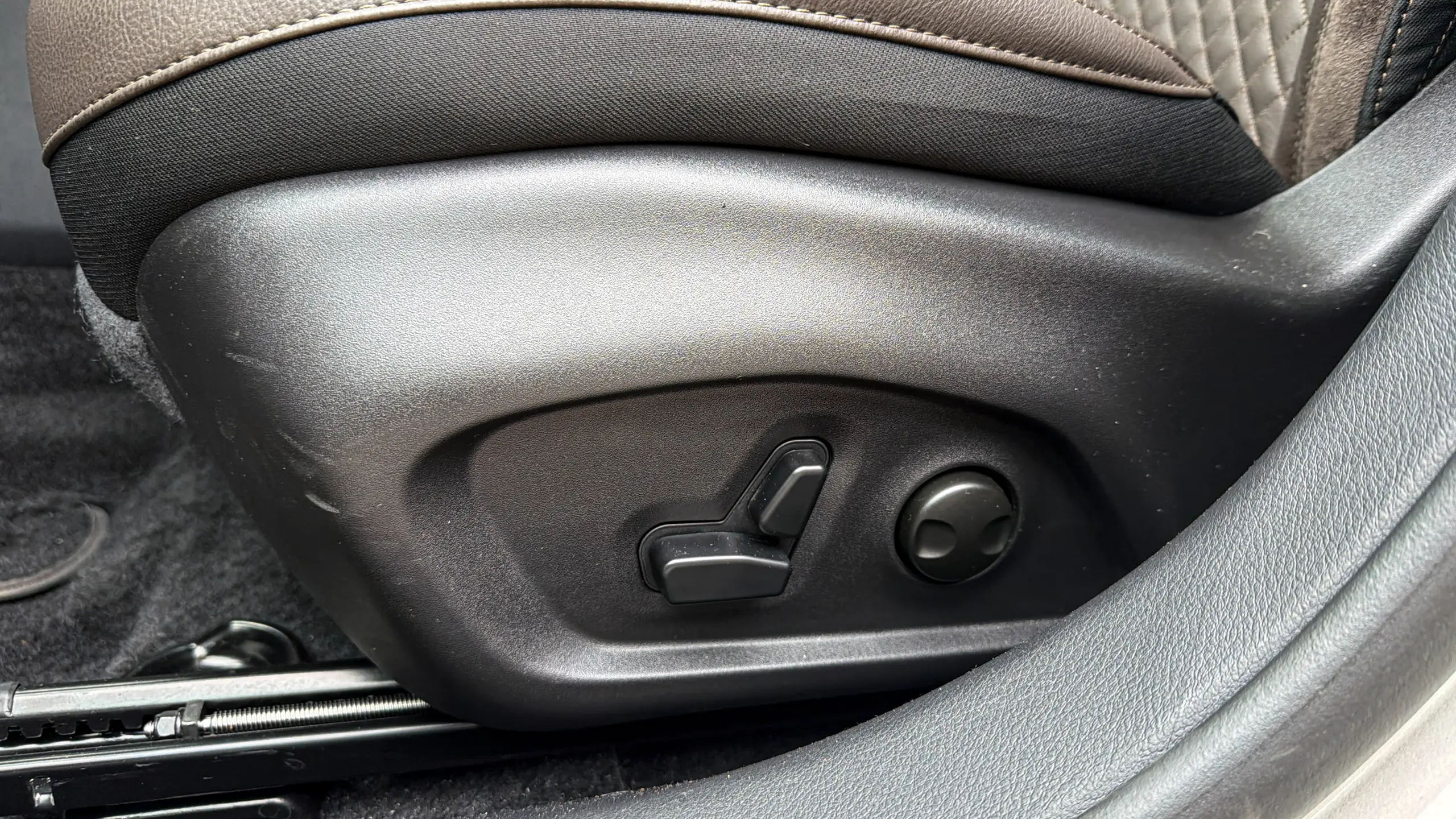 Jeep Commander Overland MHEV e seu interior para avaliação e teste