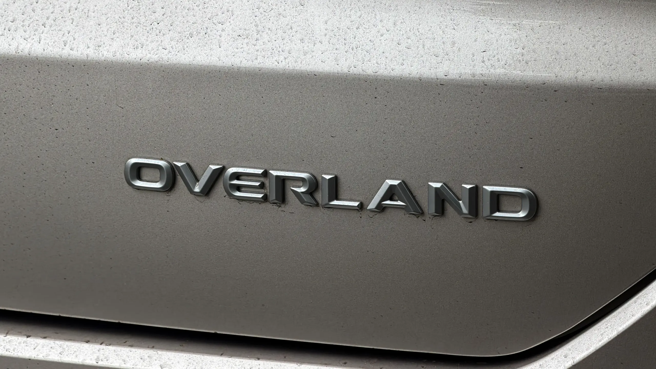 Jeep Commander Overland MHEV na cor Slash Gold estático
