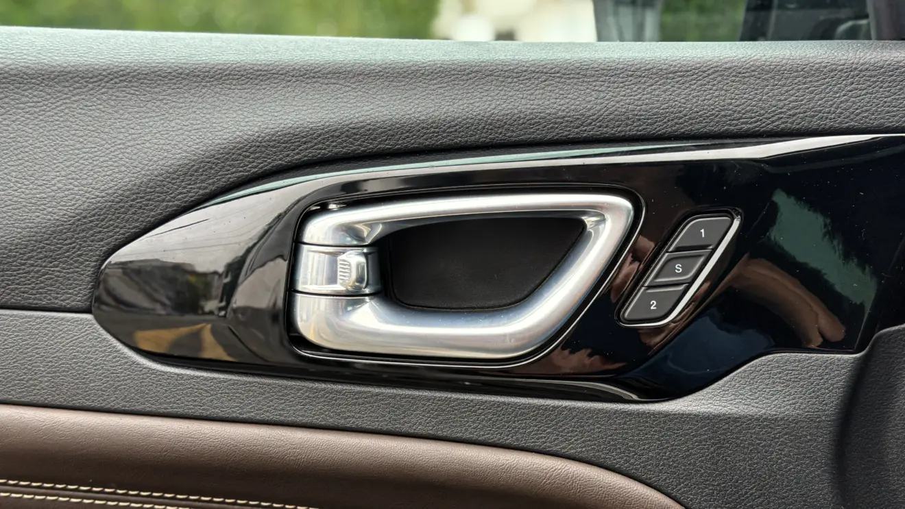 Jeep Commander Overland MHEV e seu interior para avaliação e teste