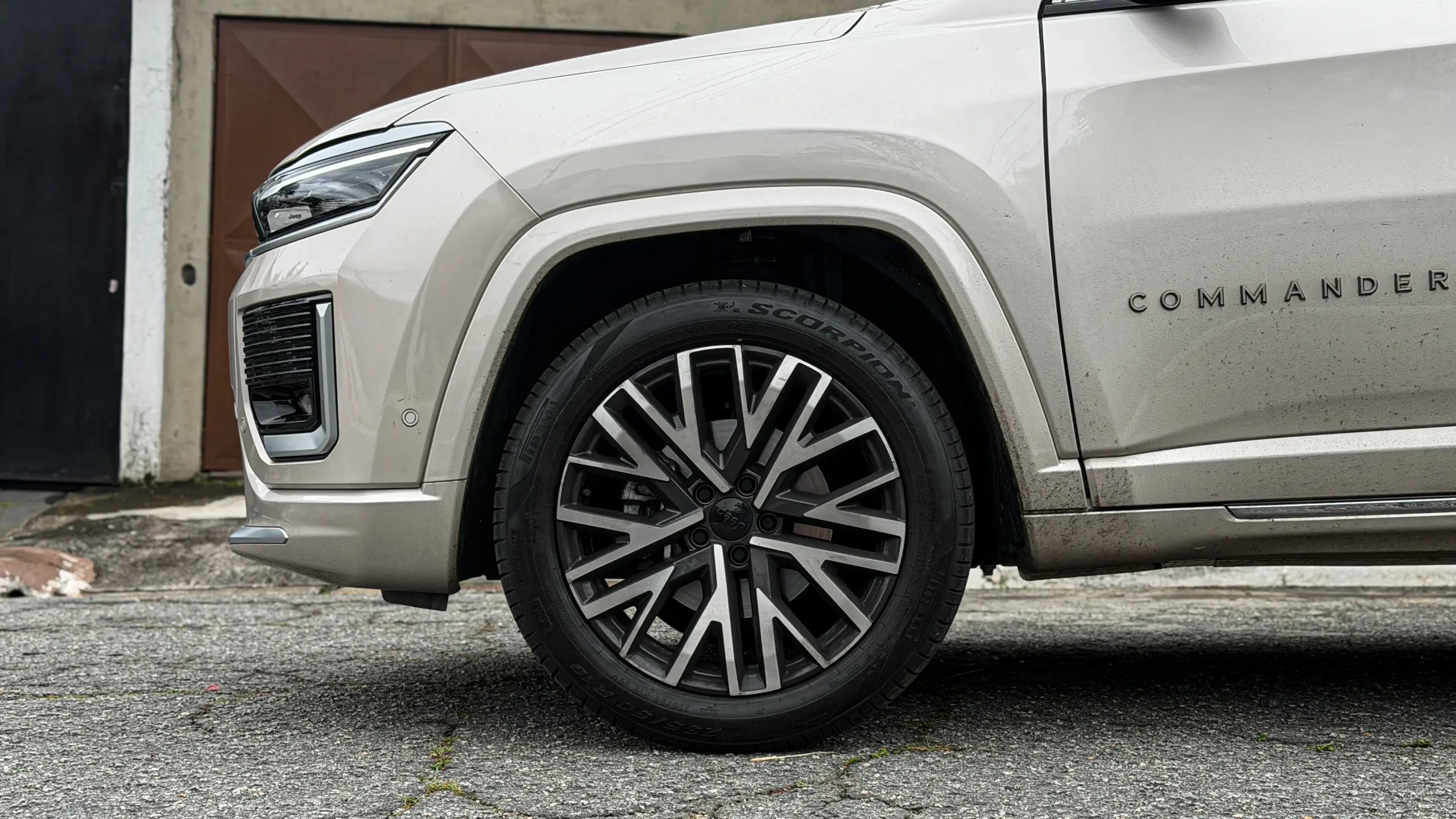 Jeep Commander Overland MHEV na cor Slash Gold estático