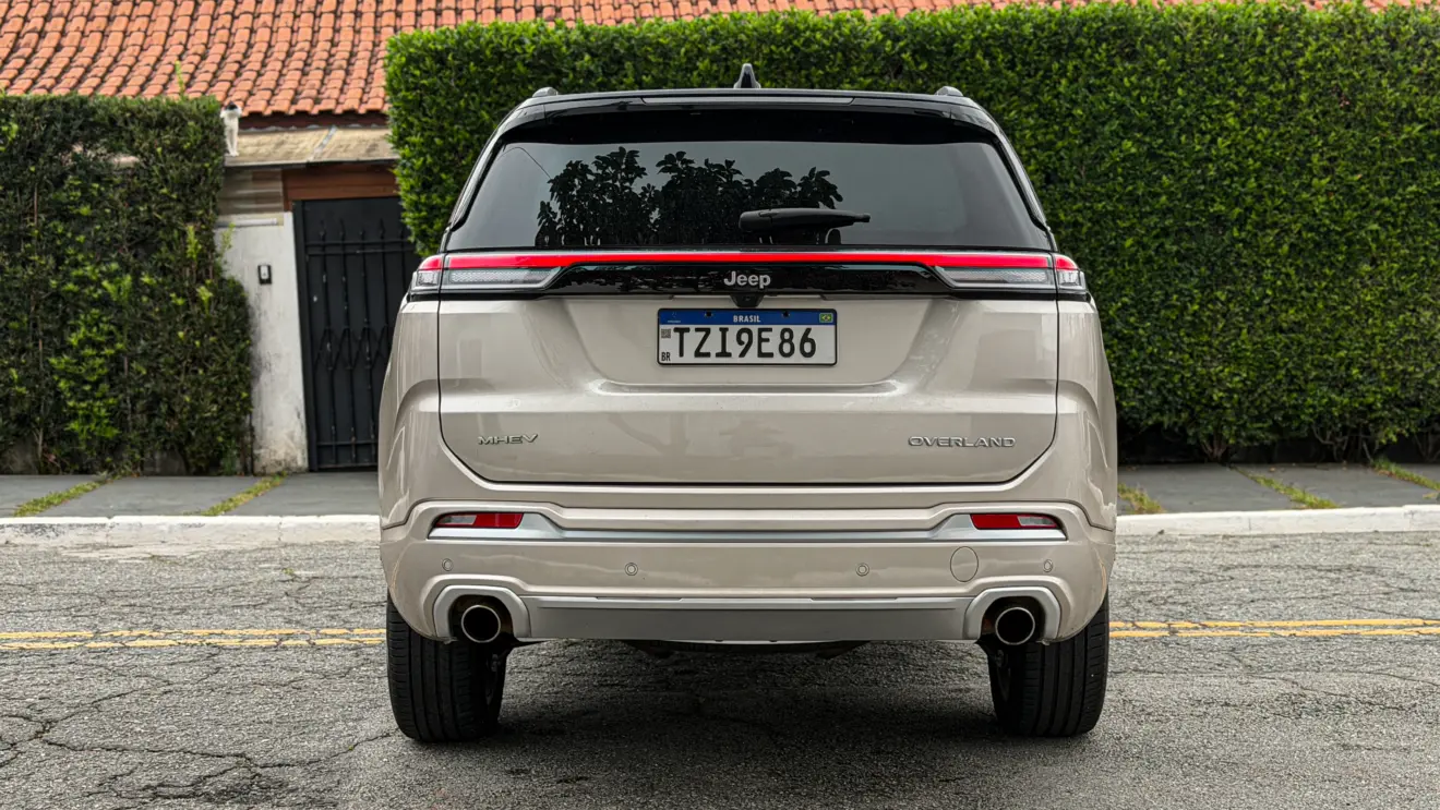 Jeep Commander Overland MHEV na cor Slash Gold estático