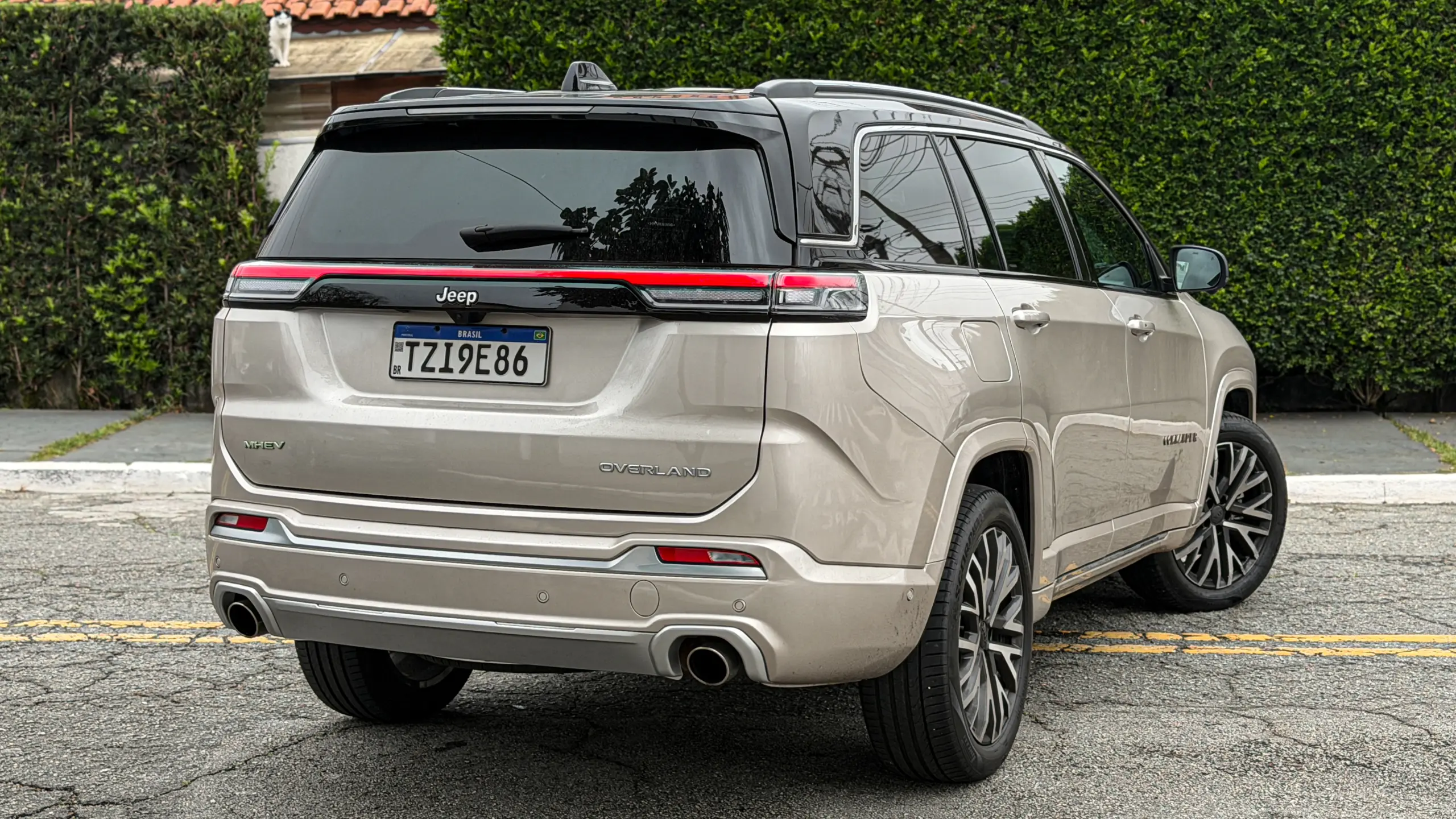 Jeep Commander Overland MHEV na cor Slash Gold estático