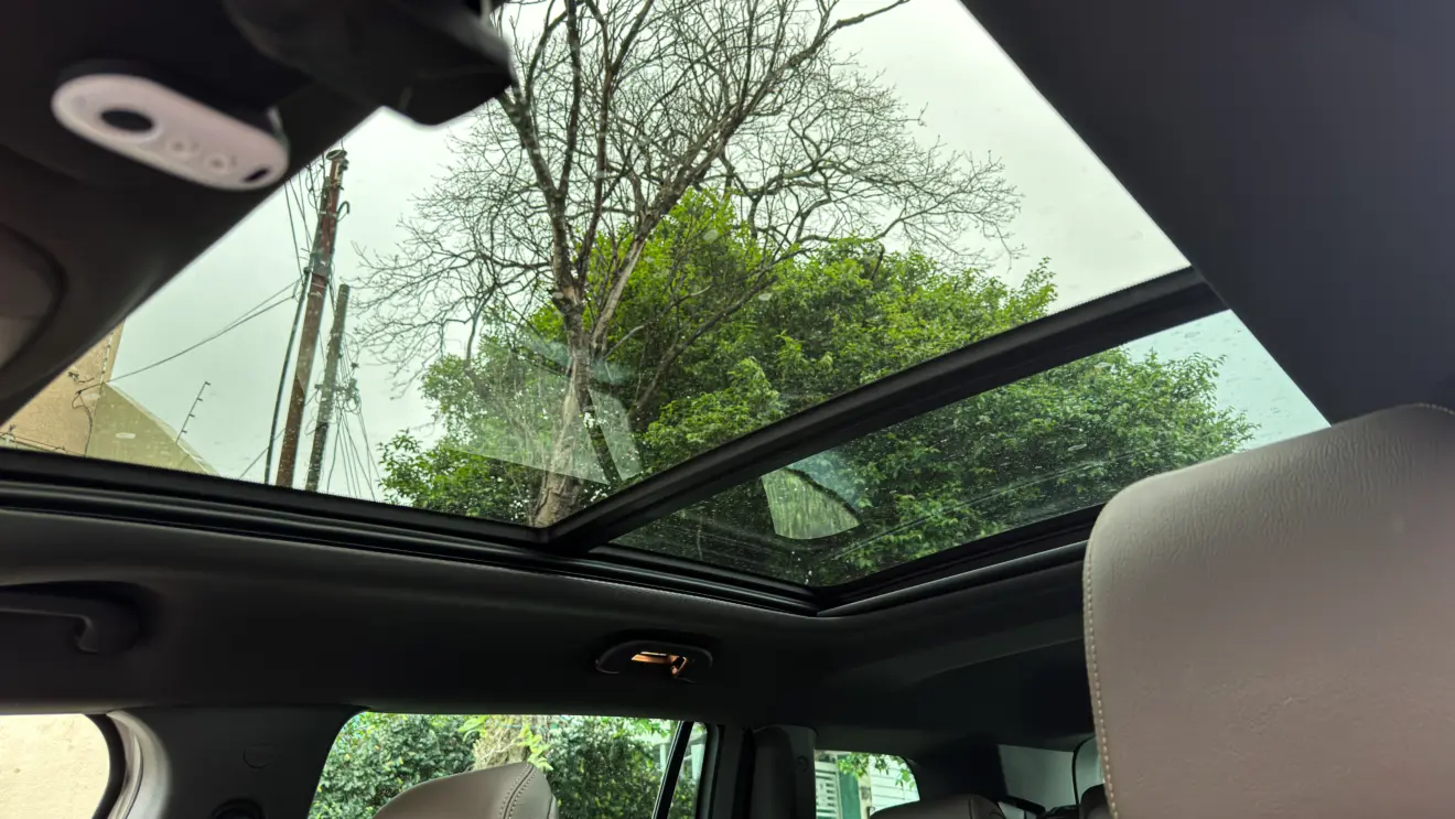 Jeep Commander Overland MHEV e seu interior para avaliação e teste