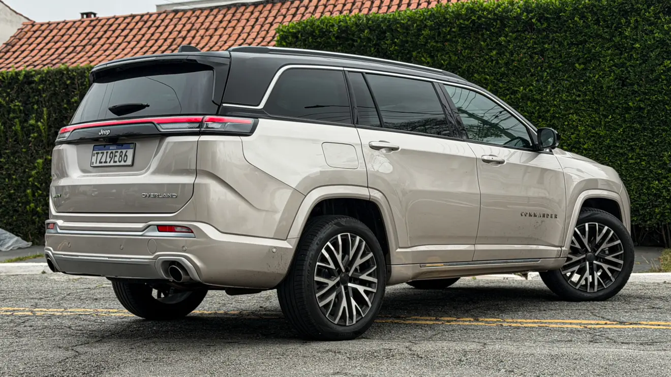 Jeep Commander Overland MHEV na cor Slash Gold estático