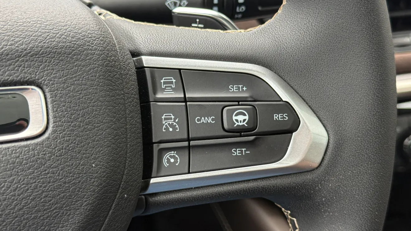 Jeep Commander Overland MHEV e seu interior para avaliação e teste