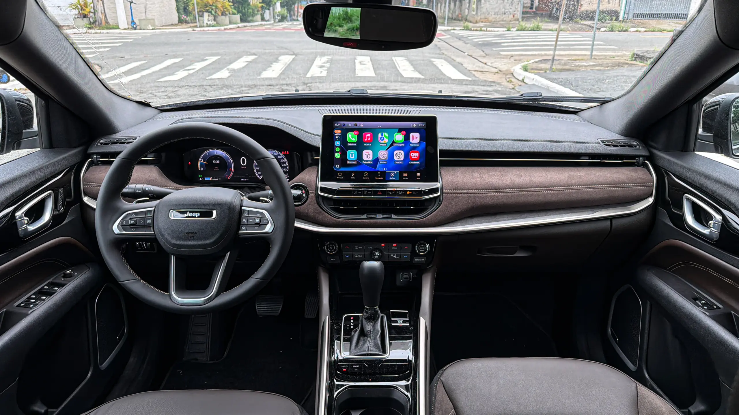 Jeep Commander Overland MHEV e seu interior para avaliação e teste