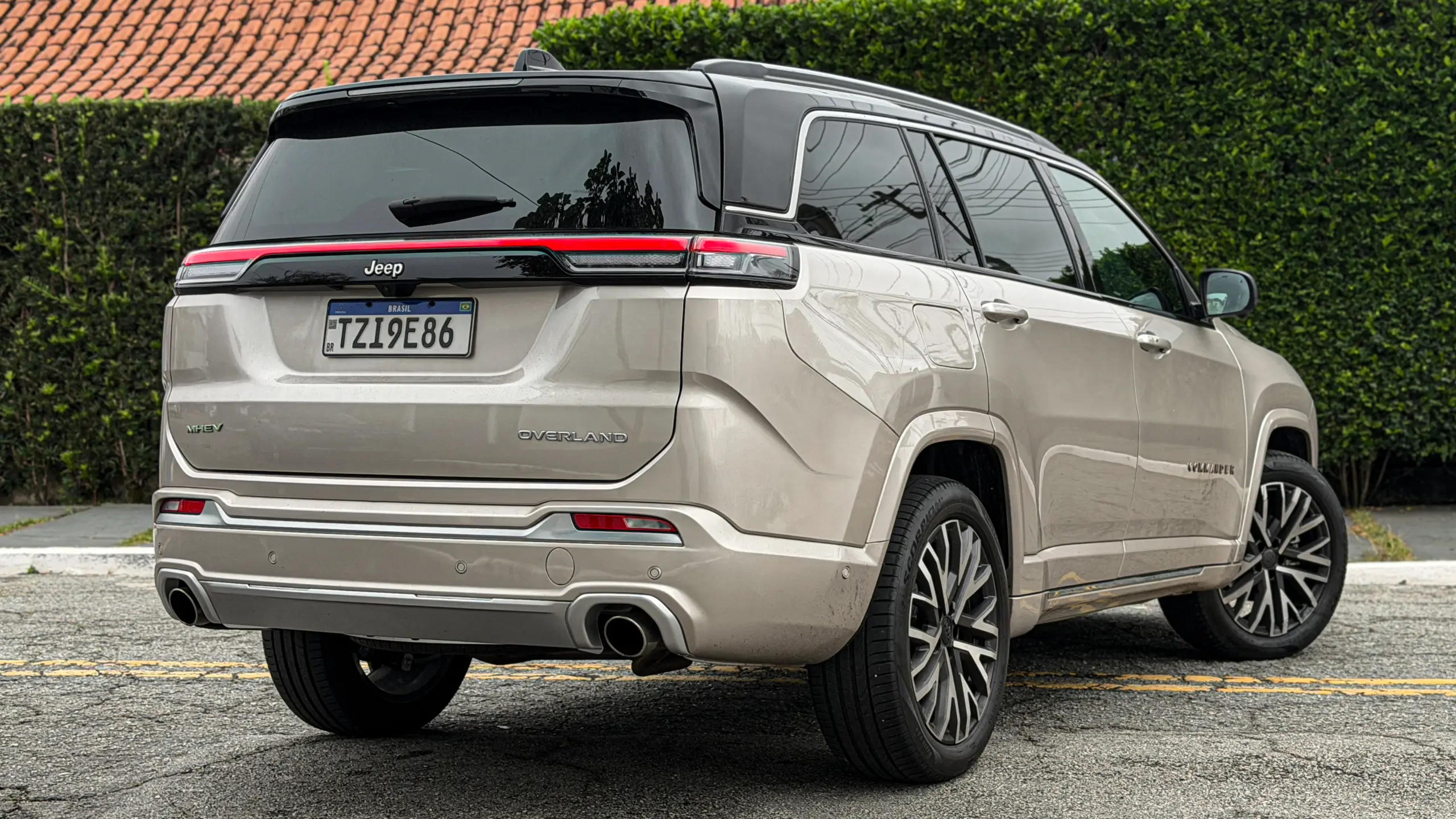 Jeep Commander Overland MHEV na cor Slash Gold estático