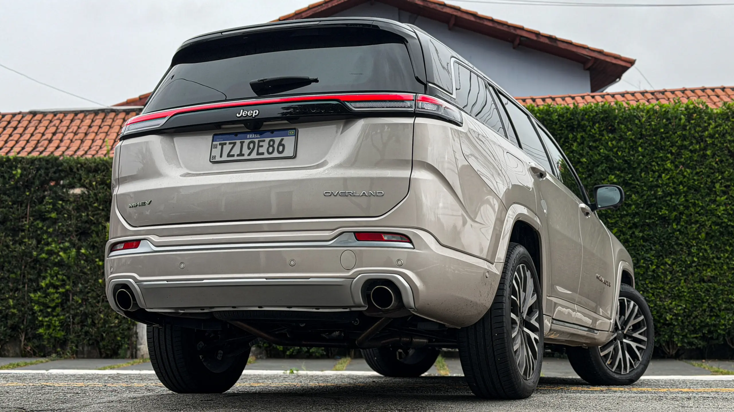 Jeep Commander Overland MHEV na cor Slash Gold estático