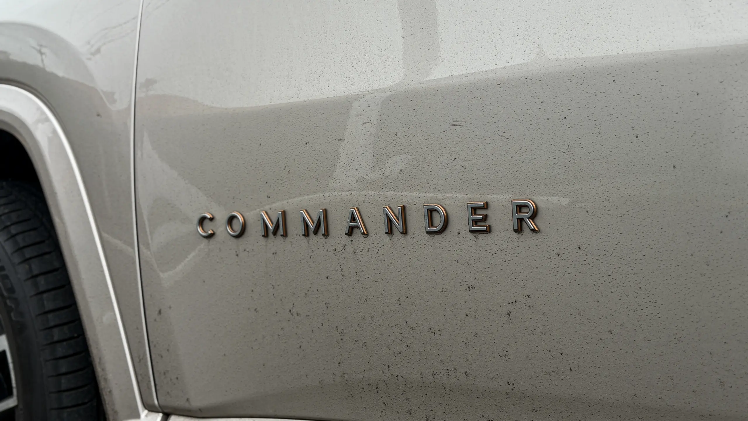 Jeep Commander Overland MHEV na cor Slash Gold estático