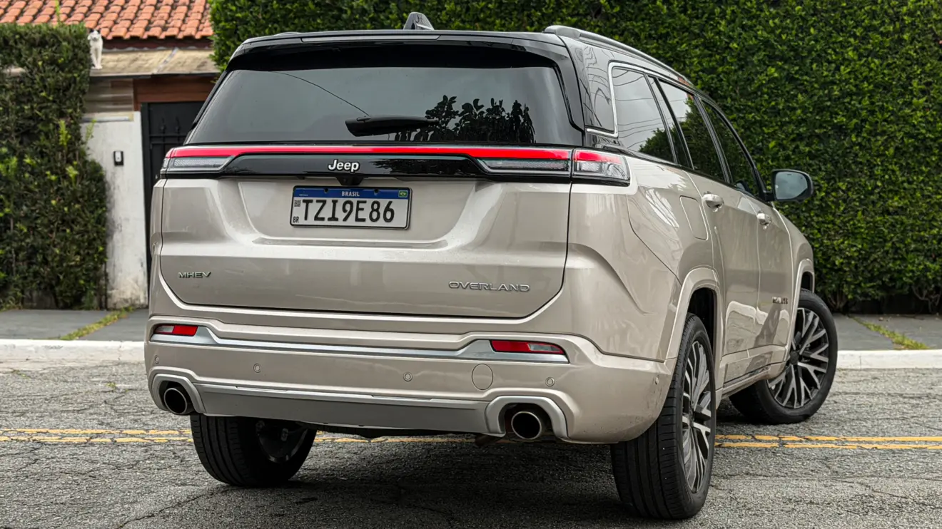 Jeep Commander Overland MHEV na cor Slash Gold estático