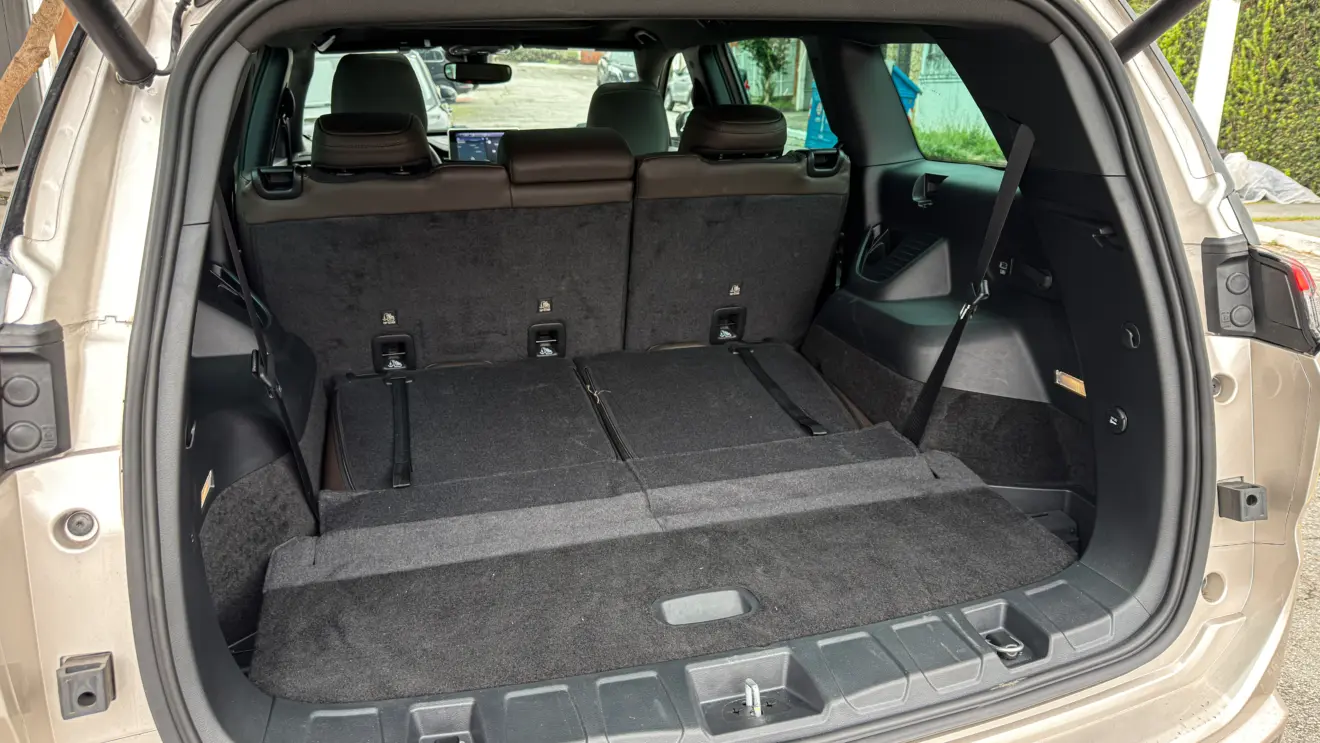 Jeep Commander Overland MHEV e seu interior para avaliação e teste