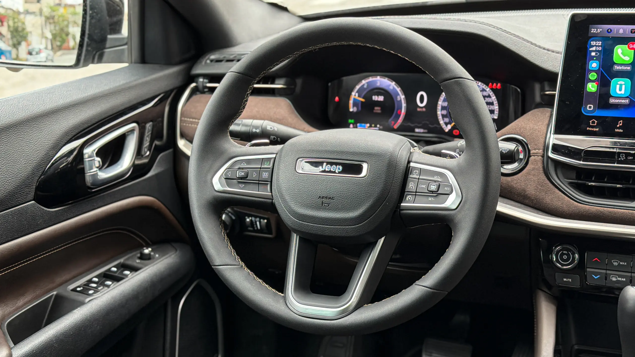 Jeep Commander Overland MHEV e seu interior para avaliação e teste