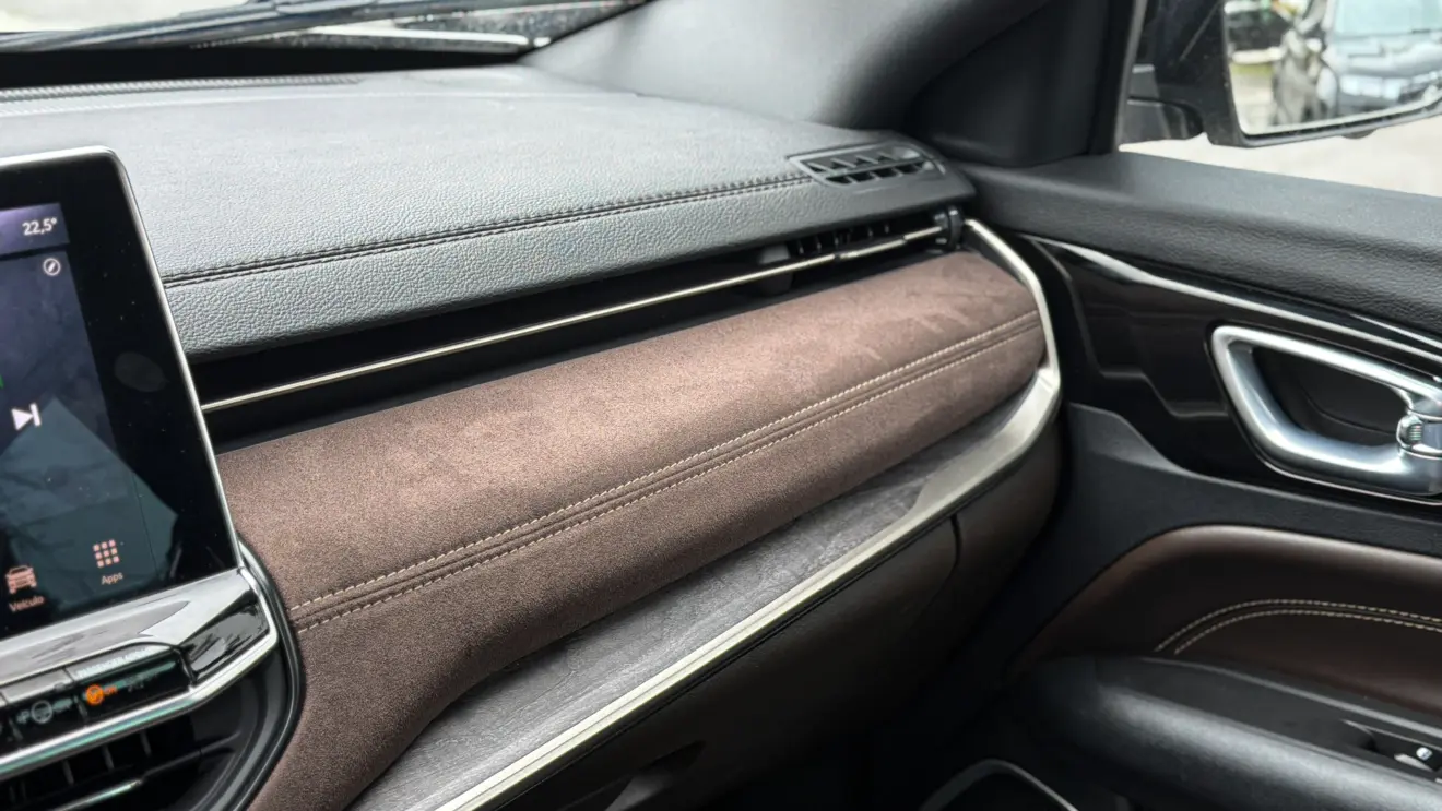 Jeep Commander Overland MHEV e seu interior para avaliação e teste