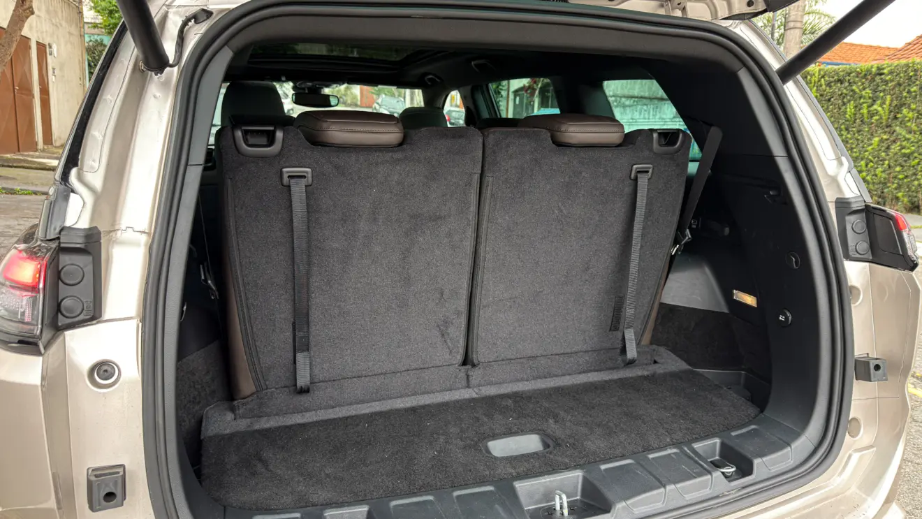 Jeep Commander Overland MHEV e seu interior para avaliação e teste