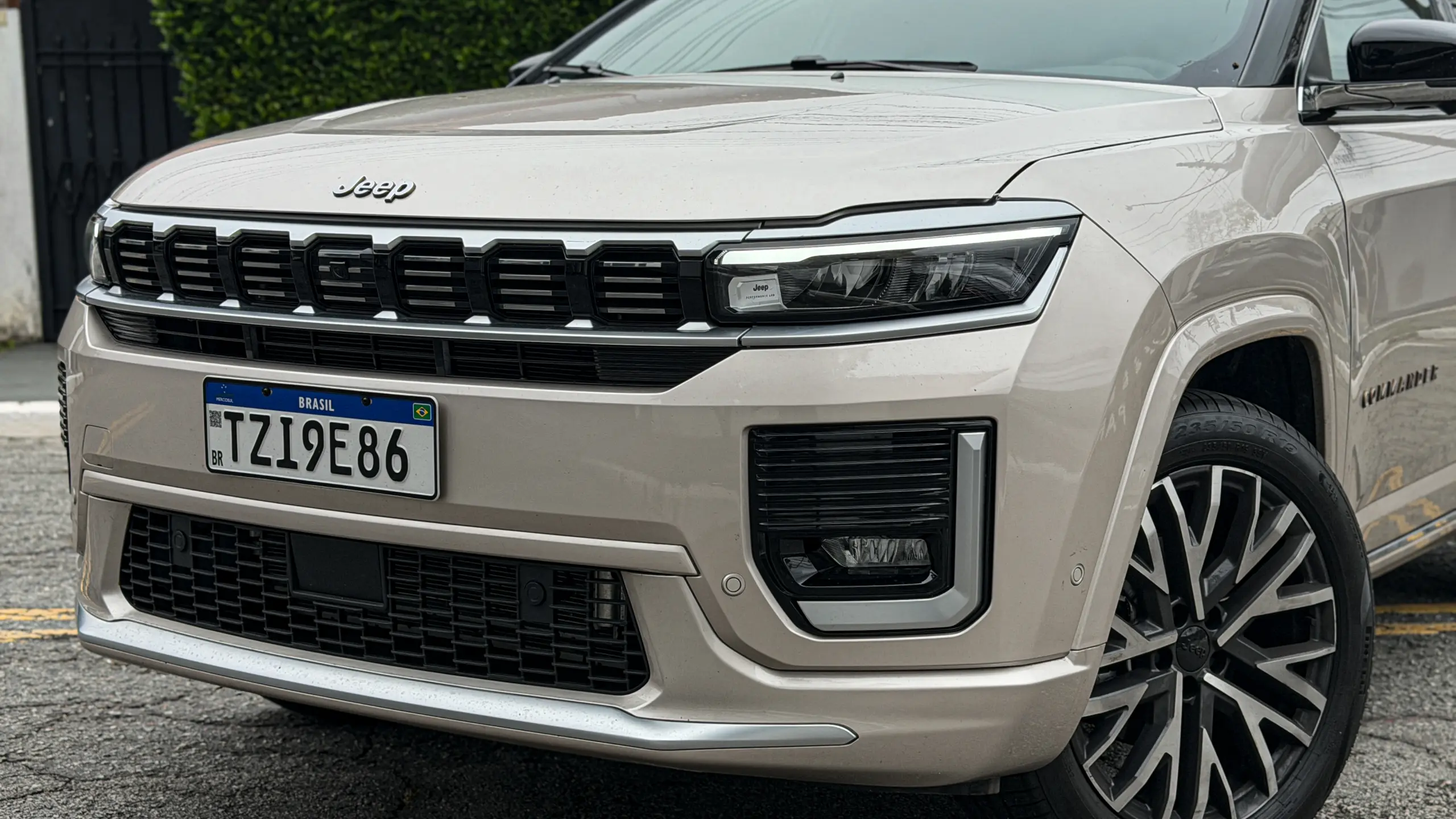 Jeep Commander Overland MHEV na cor Slash Gold estático