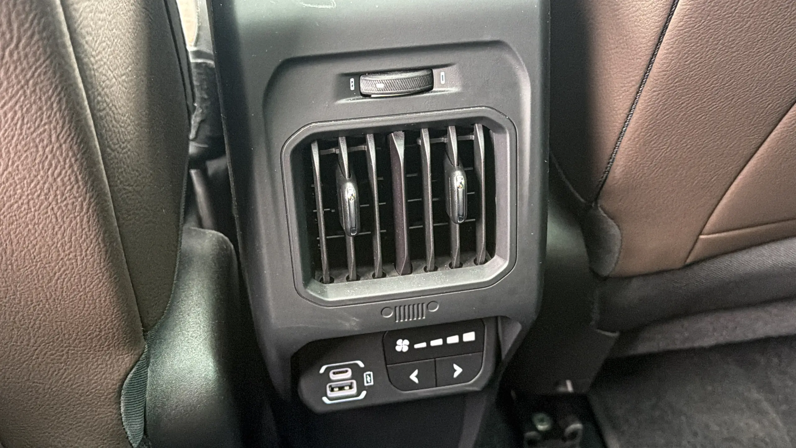 Jeep Commander Overland MHEV e seu interior para avaliação e teste