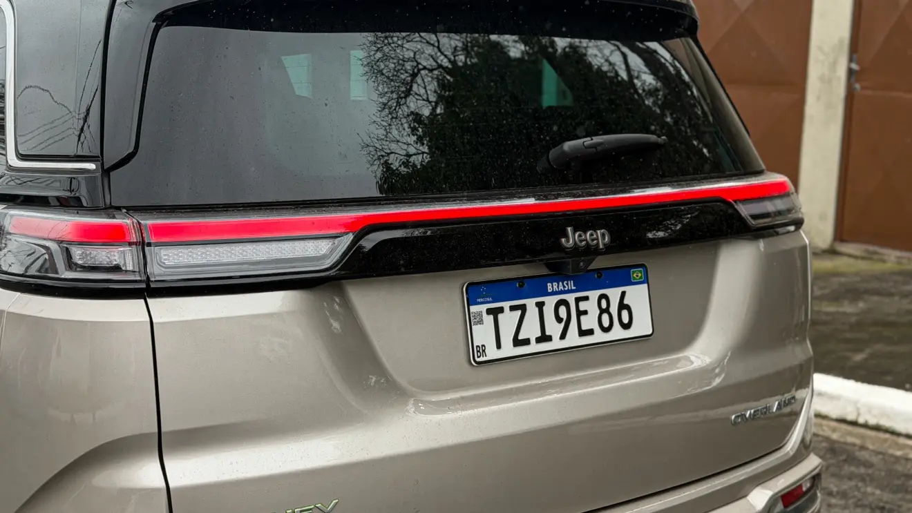 Jeep Commander Overland MHEV na cor Slash Gold estático