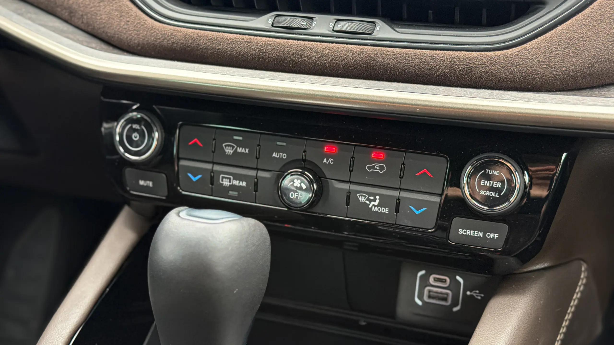 Jeep Commander Overland MHEV e seu interior para avaliação e teste