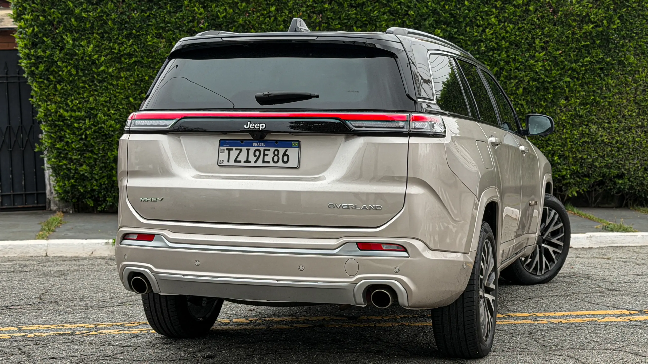 Jeep Commander Overland MHEV na cor Slash Gold estático