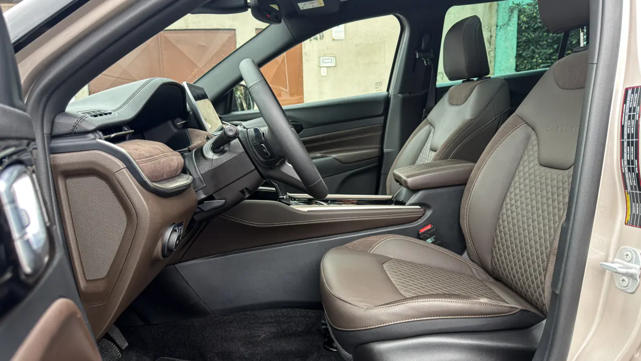 Jeep Commander Overland MHEV e seu interior para avaliação e teste