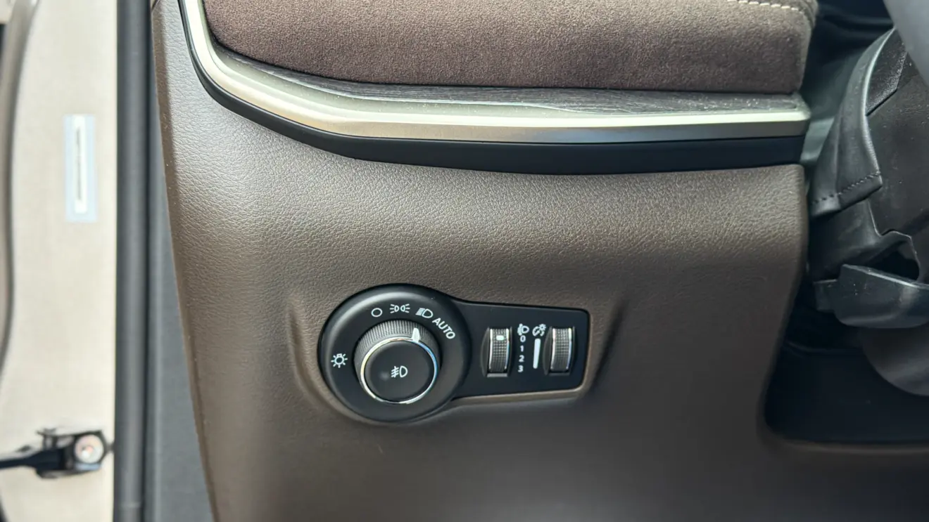 Jeep Commander Overland MHEV e seu interior para avaliação e teste