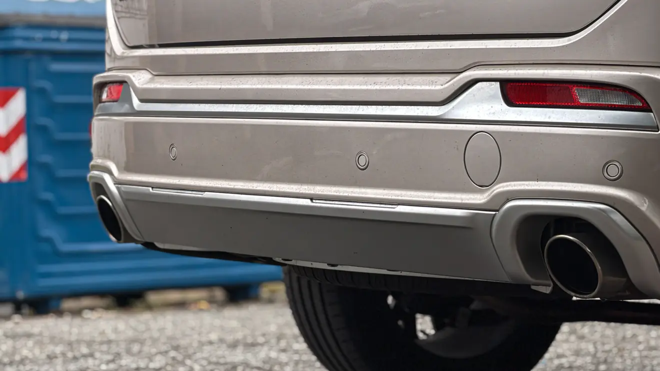 Jeep Commander Overland MHEV na cor Slash Gold estático
