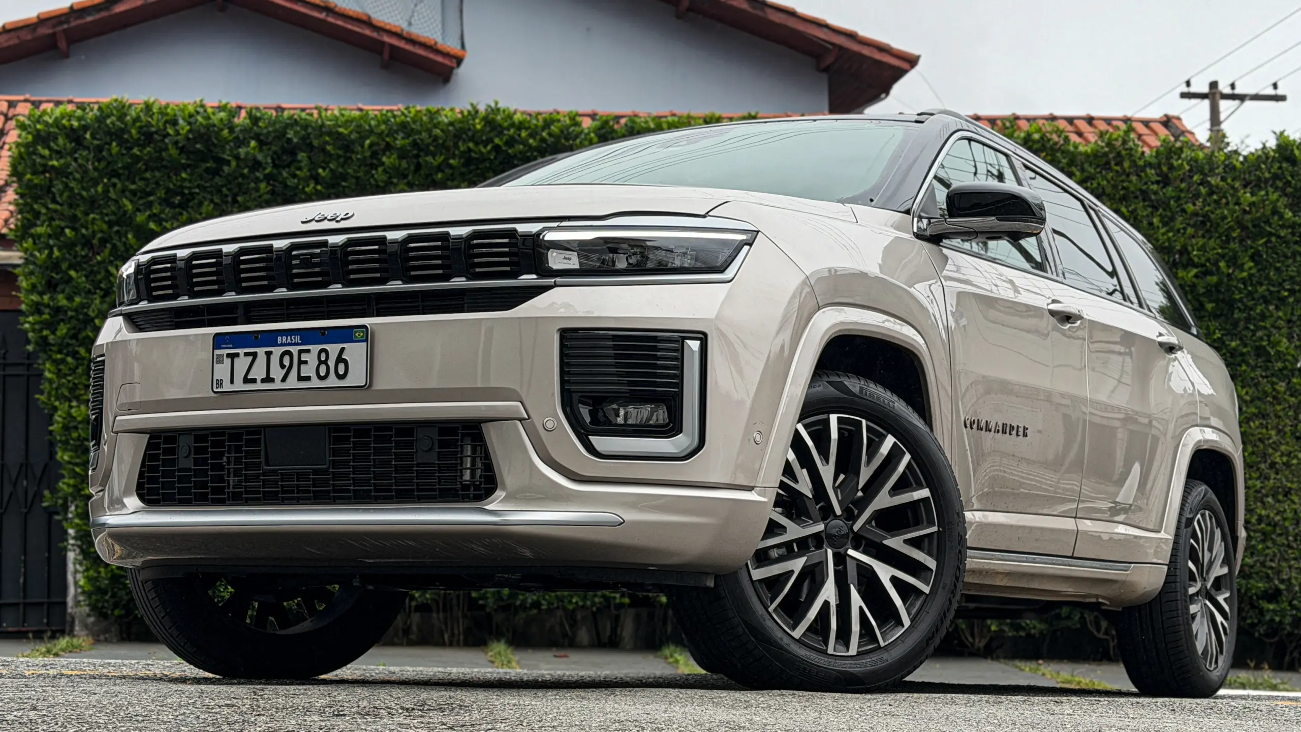 Jeep Commander Overland MHEV na cor Slash Gold estático