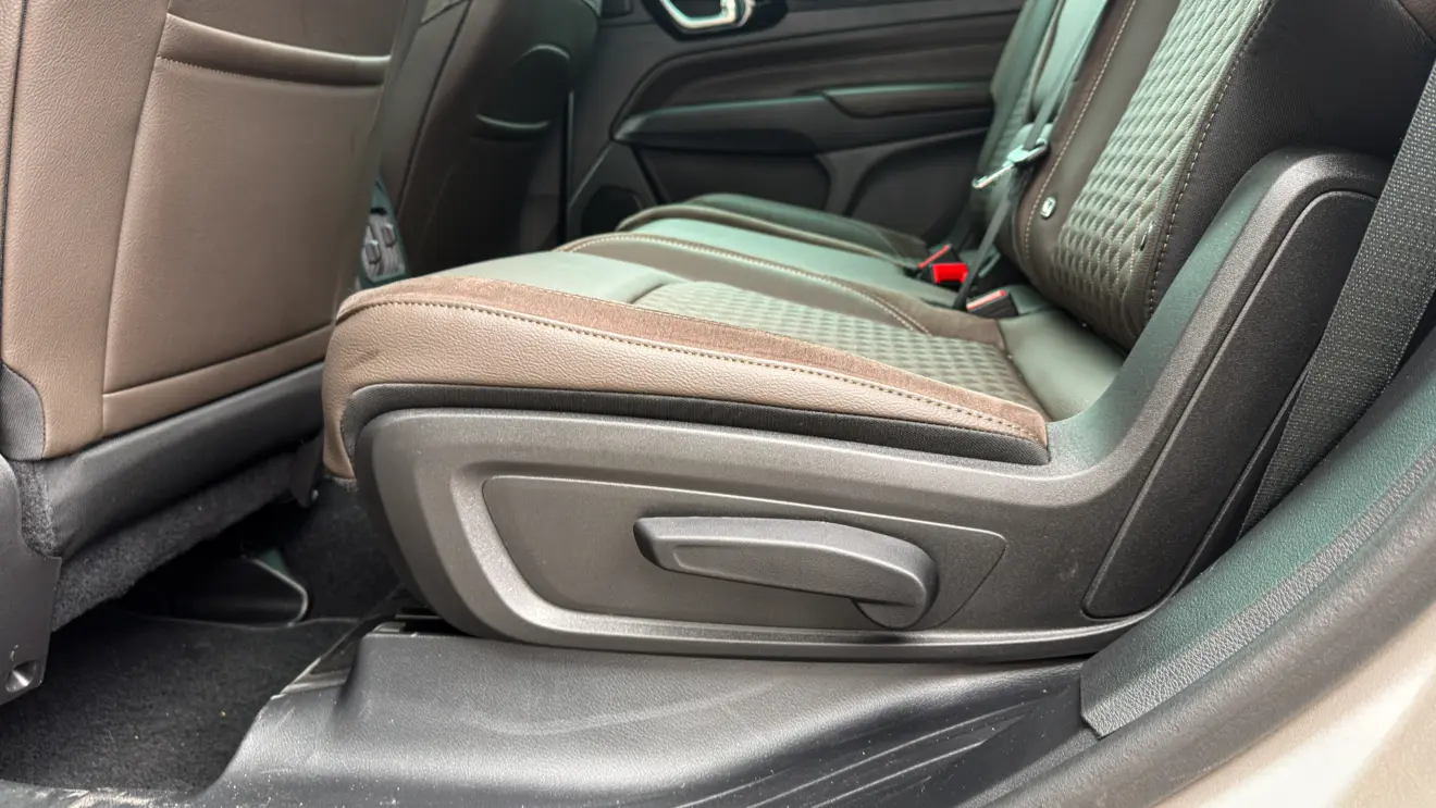 Jeep Commander Overland MHEV e seu interior para avaliação e teste