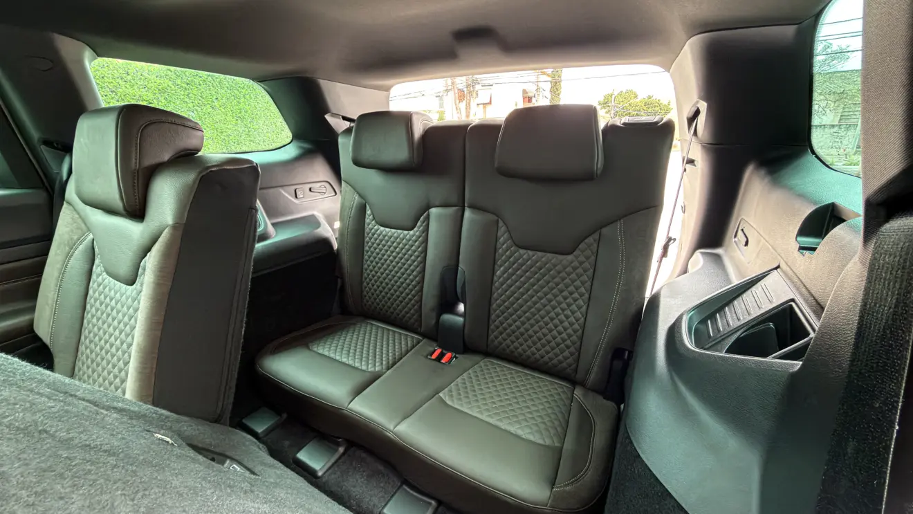 Jeep Commander Overland MHEV e seu interior para avaliação e teste