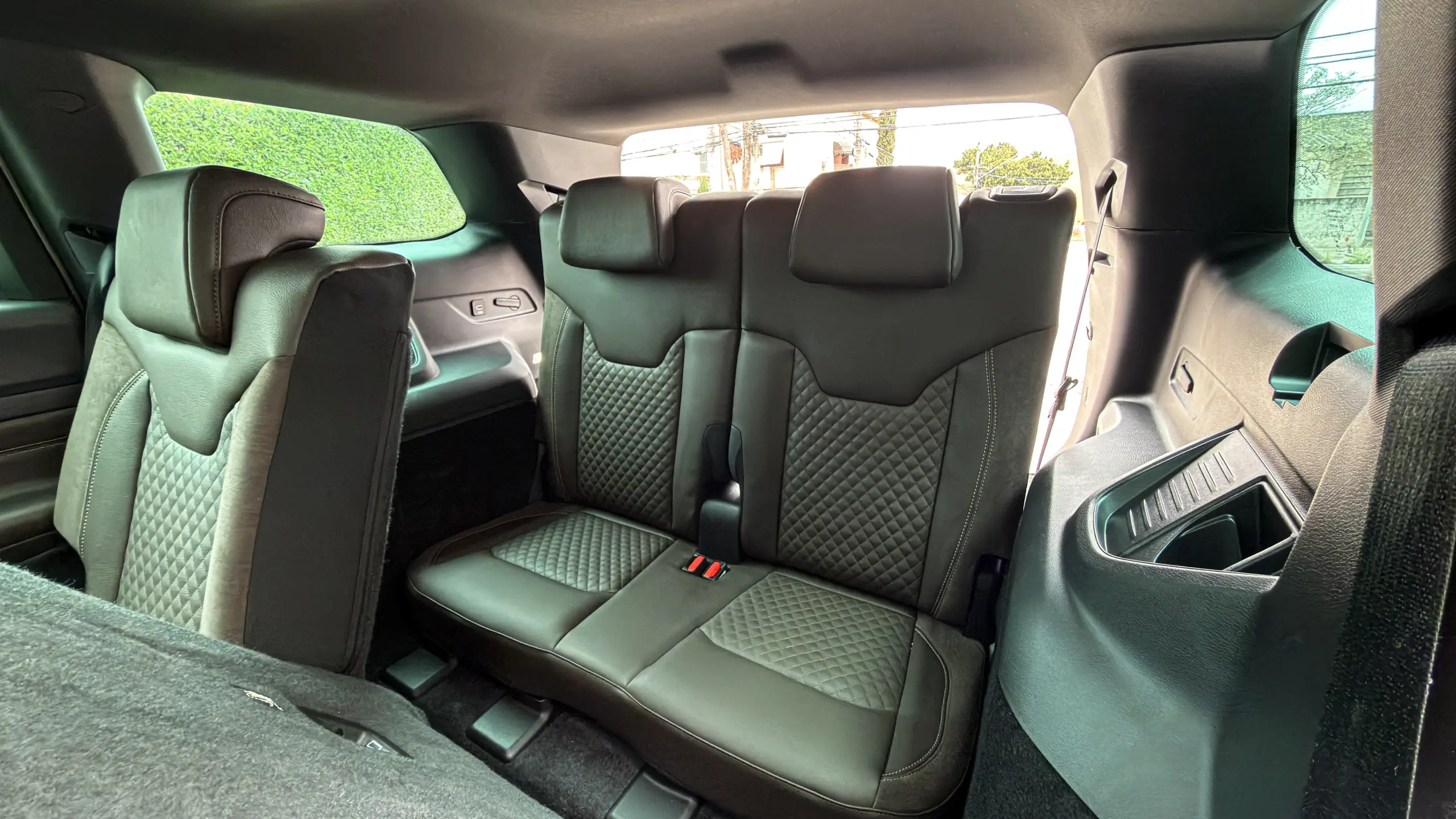 Jeep Commander Overland MHEV e seu interior para avaliação e teste