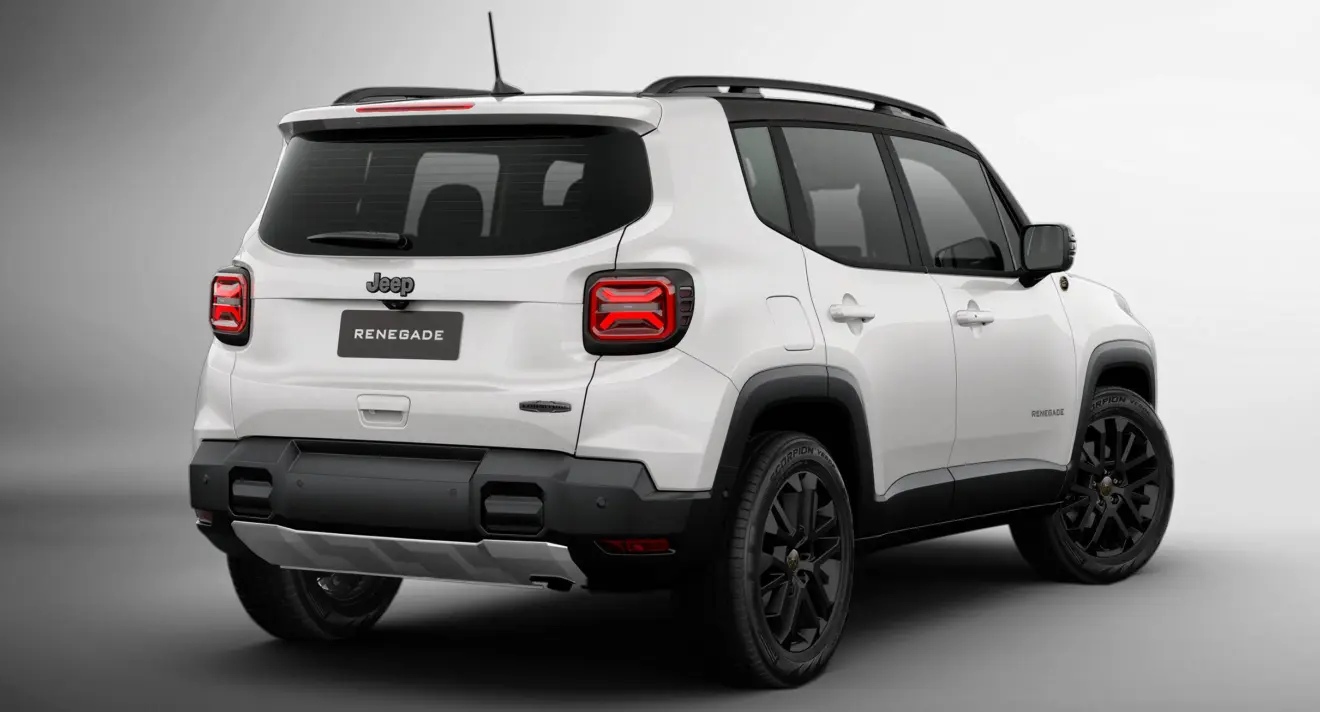 Jeep Renegade 85 Anos branco parado de traseira em fundo neutro
