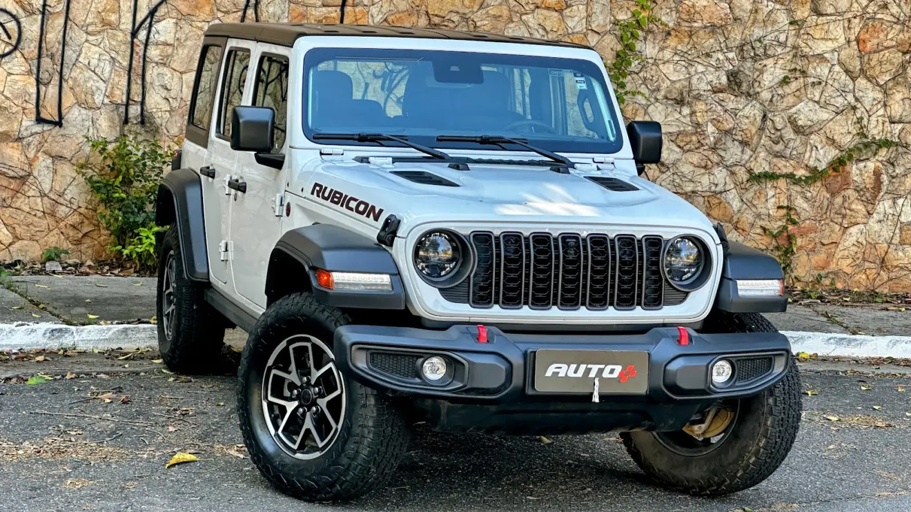 Jeep Wrangler Rubicon 4x4 branco parado de frente