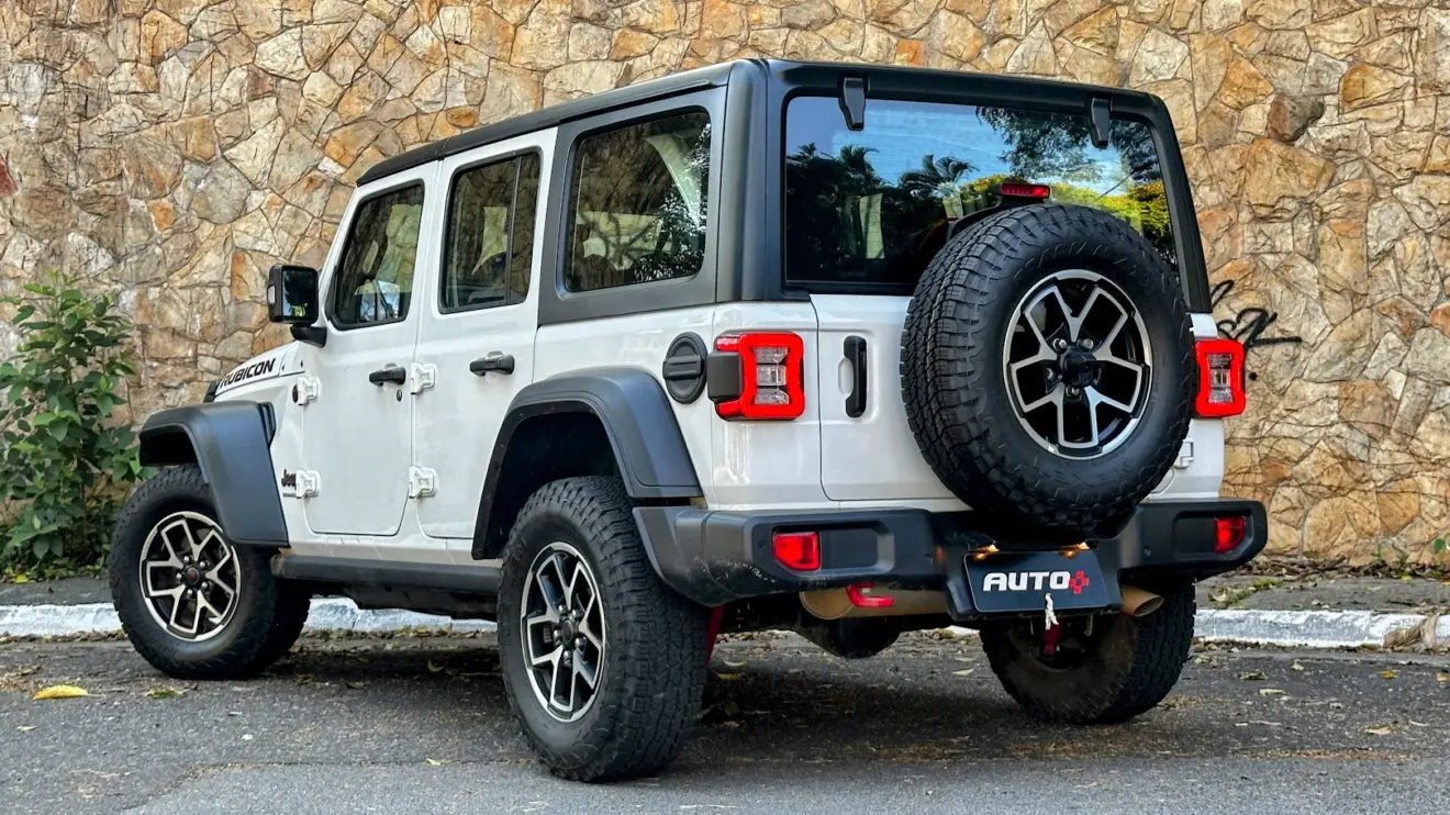 Jeep Wrangler Rubicon 4x4 branco parado de traseira