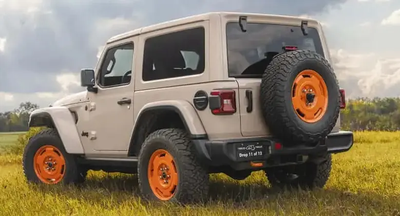Jeep Wrangler JL-2A parado de traseira
