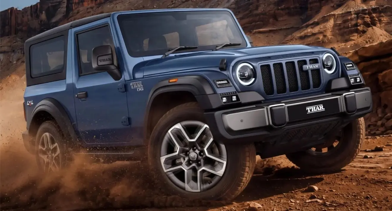 Mahindra Thar azul no fora de estrada tem o visual semelhante ao do Jeep Wrangler