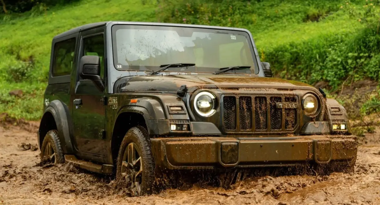 Novo Mahindra Thar de frente no fora de estrada