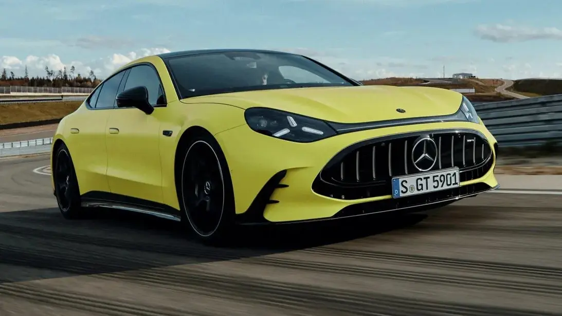 Mercedes-AMG GT 4 Door Coupe amarelo andando na pista