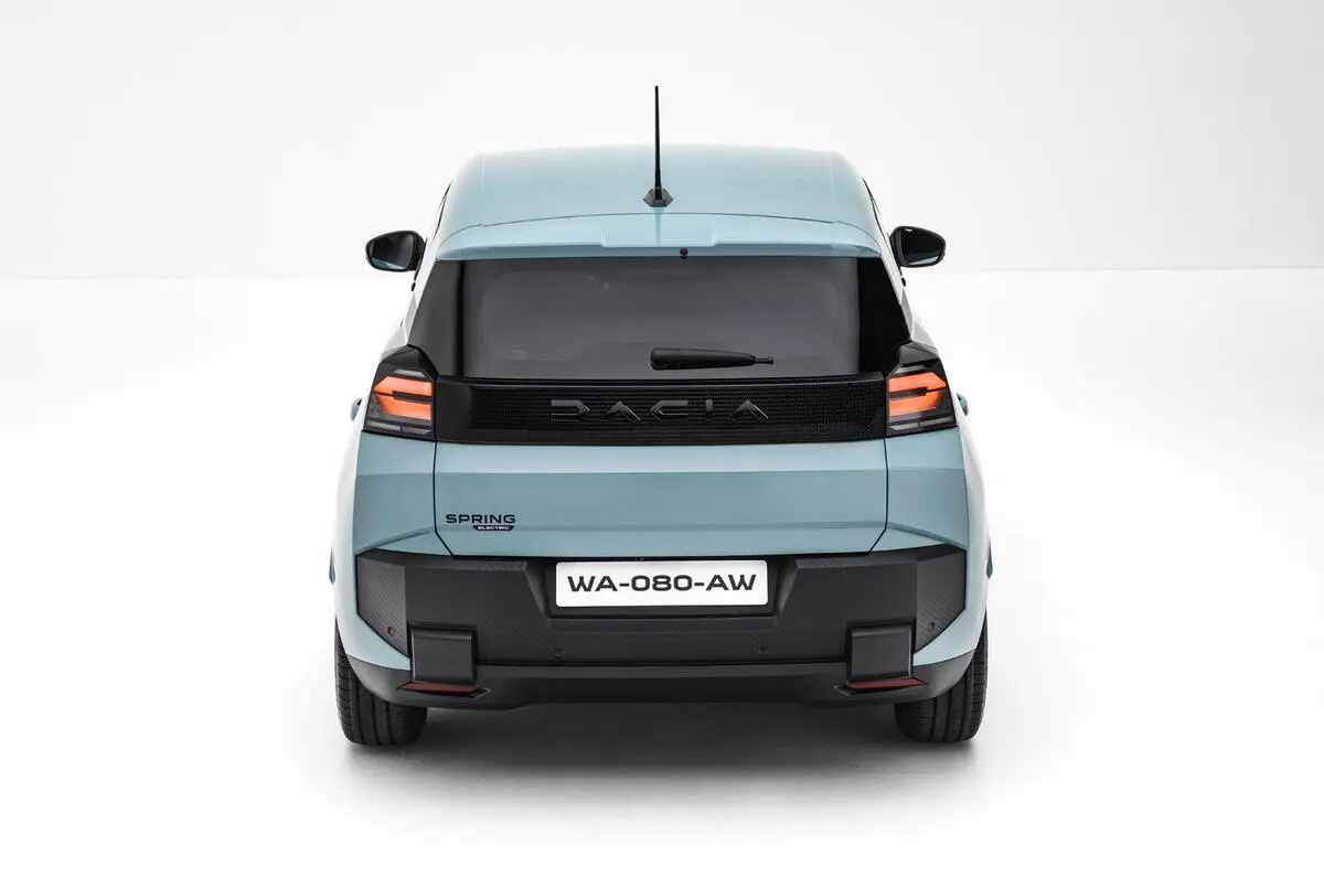 Novo Dacia Spring azul parado de traseira em fundo neutro. Marca é divisão romena da Renault 