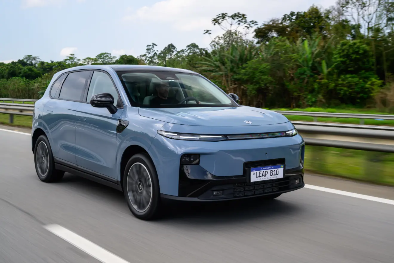 Leapmotor B10 REEV azul em movimento na estrada